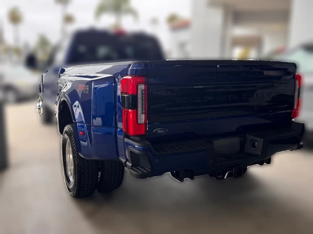 Ford Super Duty F-350 DRW Platinum 4WD Crew Cab 8' Box 2026 — side view