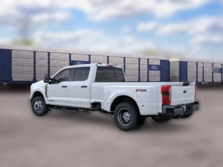 Ford Super Duty F-350 DRW XL 4WD Crew Cab 8' Box