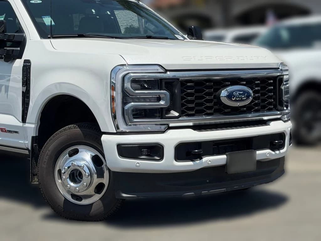 Ford Super Duty F-350 DRW Platinum 4WD Crew Cab 8' Box 2026 — side view