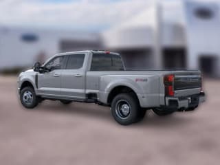 Ford Super Duty F-350 DRW Platinum 4WD Crew Cab 8' Box