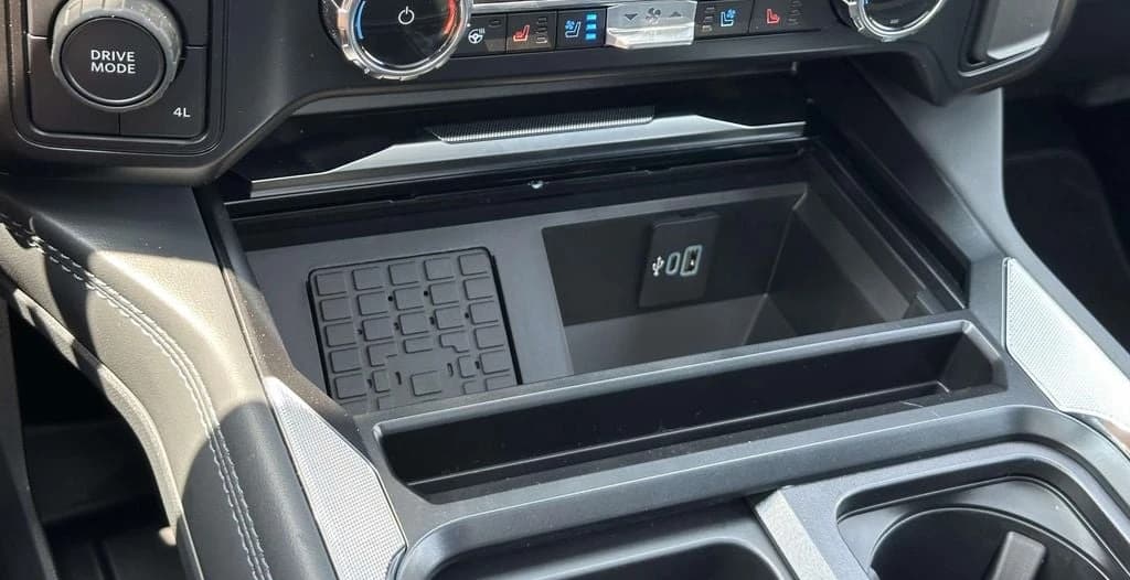 Ford Super Duty F-350 DRW Platinum 4WD Crew Cab 8' Box 2026 — side view
