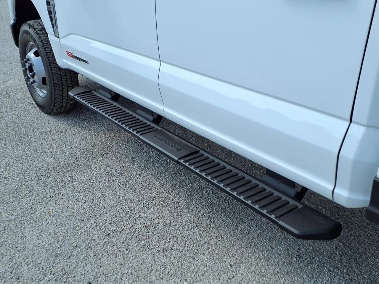 Ford Super Duty F-350 DRW XL 4WD Crew Cab 8' Box 2026 — side view