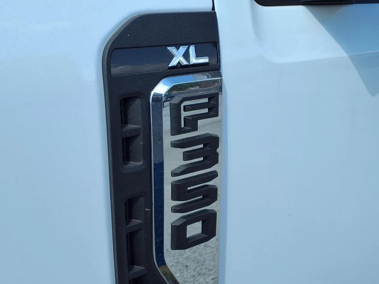 Ford Super Duty F-350 DRW XL 4WD Crew Cab 8' Box 2026 — side view