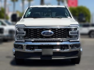 Ford Super Duty F-350 DRW LARIAT 4WD Crew Cab 8' Box