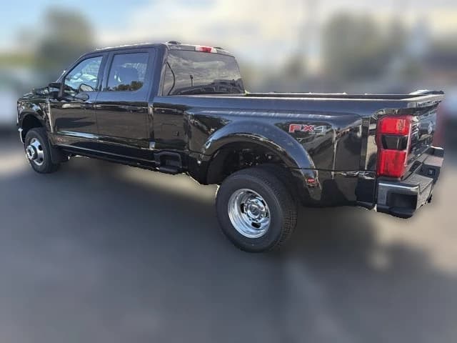 Ford Super Duty F-350 DRW LARIAT 4WD Crew Cab 8' Box 2027 — side view