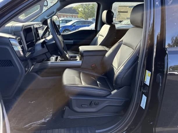 Ford Super Duty F-350 DRW LARIAT 4WD Crew Cab 8' Box 2027 — side view