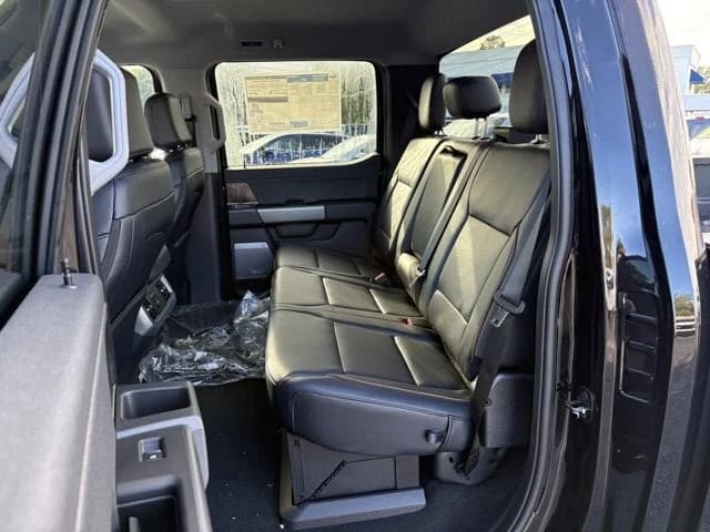 Ford Super Duty F-350 DRW LARIAT 4WD Crew Cab 8' Box 2027 — side view