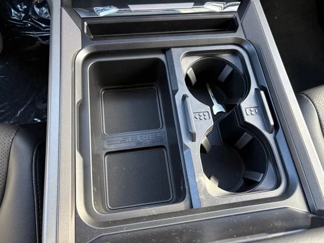 Ford Super Duty F-350 DRW LARIAT 4WD Crew Cab 8' Box 2027 — side view