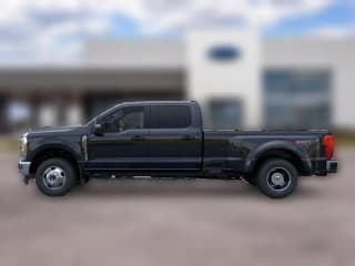 Ford Super Duty F-350 DRW XLT 4WD Crew Cab 8' Box