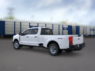 Ford Super Duty F-350 DRW XL 4WD Crew Cab 8' Box