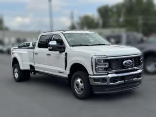 Ford Super Duty F-350 DRW LARIAT 4WD Crew Cab 8' Box
