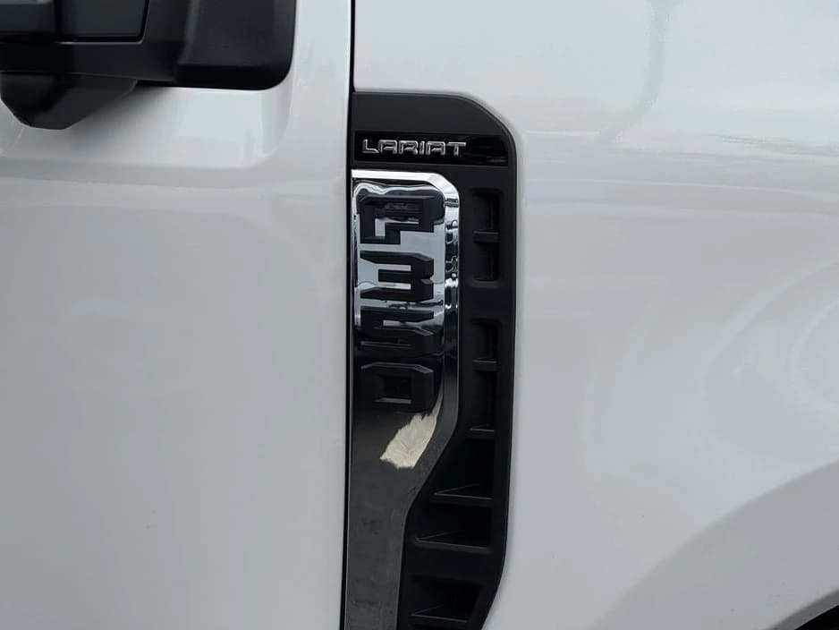 Ford Super Duty F-350 DRW LARIAT 4WD Crew Cab 8' Box 2026 — side view