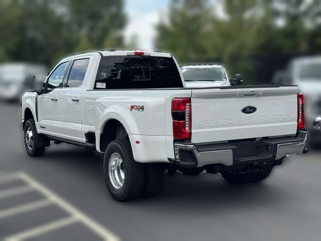 Ford Super Duty F-350 DRW LARIAT 4WD Crew Cab 8' Box 2026 — side view
