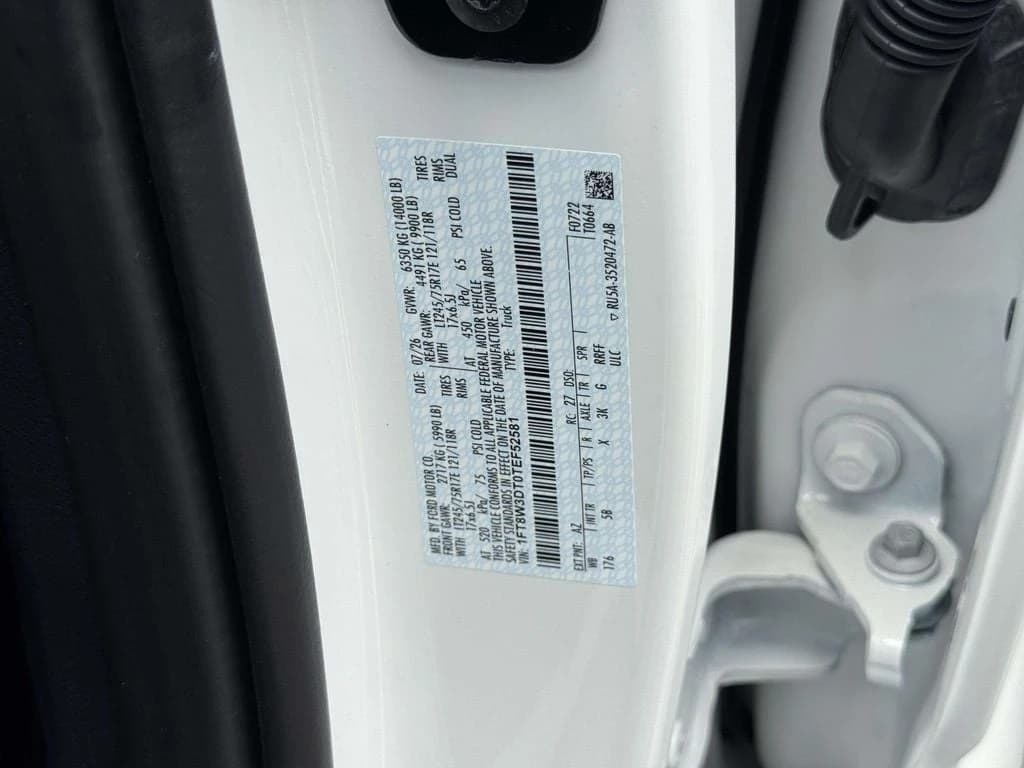 Ford Super Duty F-350 DRW LARIAT 4WD Crew Cab 8' Box 2026 — side view