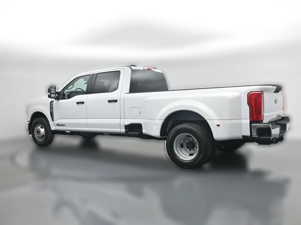 Ford Super Duty F-350 DRW XLT 4WD Crew Cab 8' Box 2026 — side view