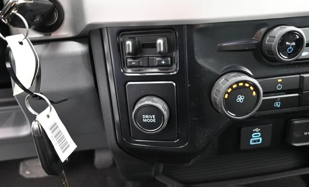 Ford Super Duty F-350 DRW XLT 4WD Crew Cab 8' Box 2026 — side view