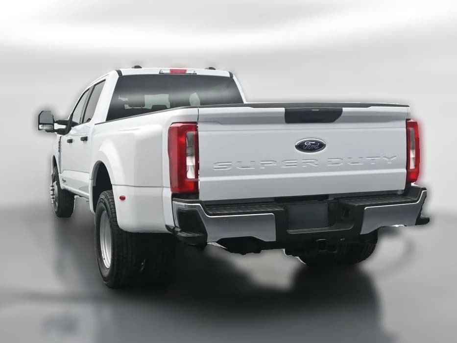 Ford Super Duty F-350 DRW XLT 4WD Crew Cab 8' Box 2026 — side view
