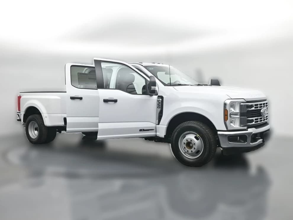 Ford Super Duty F-350 DRW XLT 4WD Crew Cab 8' Box 2026 — side view