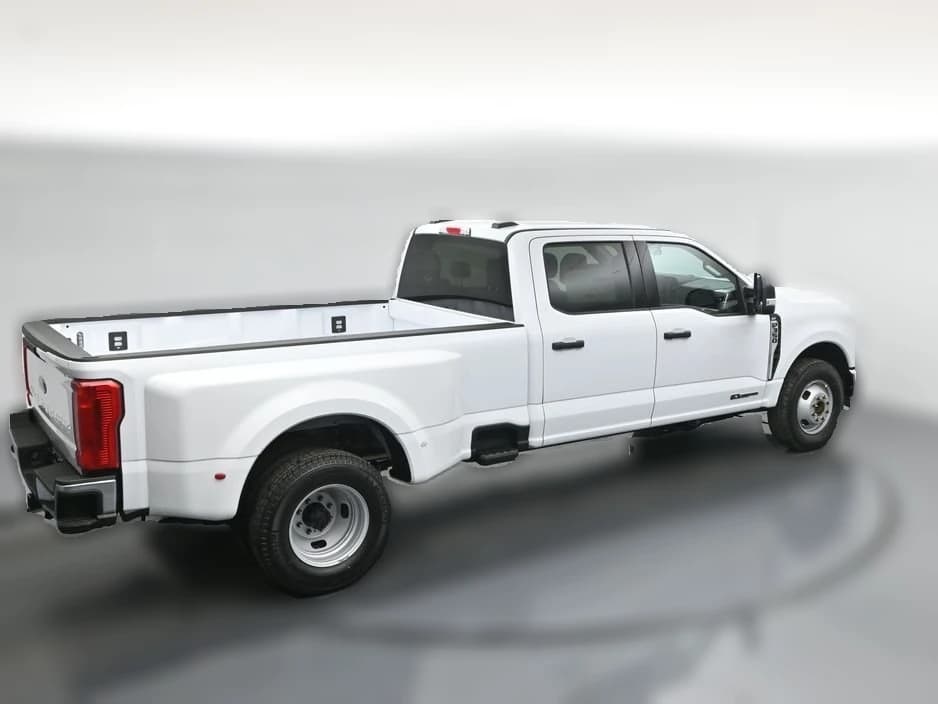 Ford Super Duty F-350 DRW XLT 4WD Crew Cab 8' Box 2026 — side view