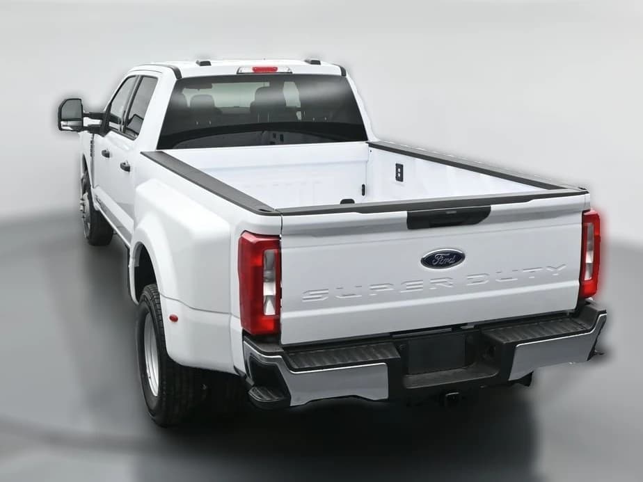 Ford Super Duty F-350 DRW XLT 4WD Crew Cab 8' Box 2026 — side view
