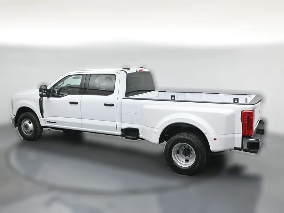 Ford Super Duty F-350 DRW XLT 4WD Crew Cab 8' Box 2026 — side view