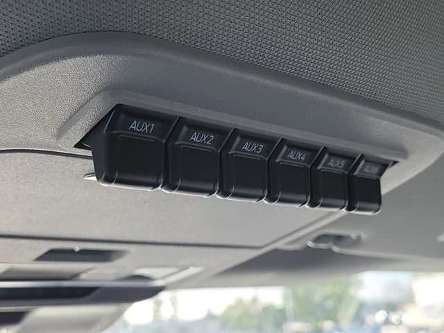 Ford Super Duty F-350 DRW LARIAT 4WD Crew Cab 8' Box 2026 — side view