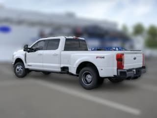 Ford Super Duty F-350 DRW LARIAT 4WD Crew Cab 8' Box