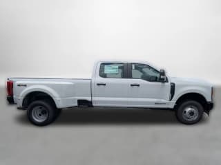 Ford Super Duty F-350 DRW XL 4WD Crew Cab 8' Box