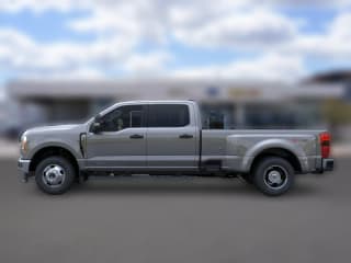 Ford Super Duty F-350 DRW XLT 4WD Crew Cab 8' Box