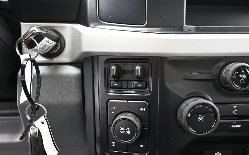 Ford Super Duty F-350 SRW XLT 4WD SuperCab 8' Box 2026 — side view