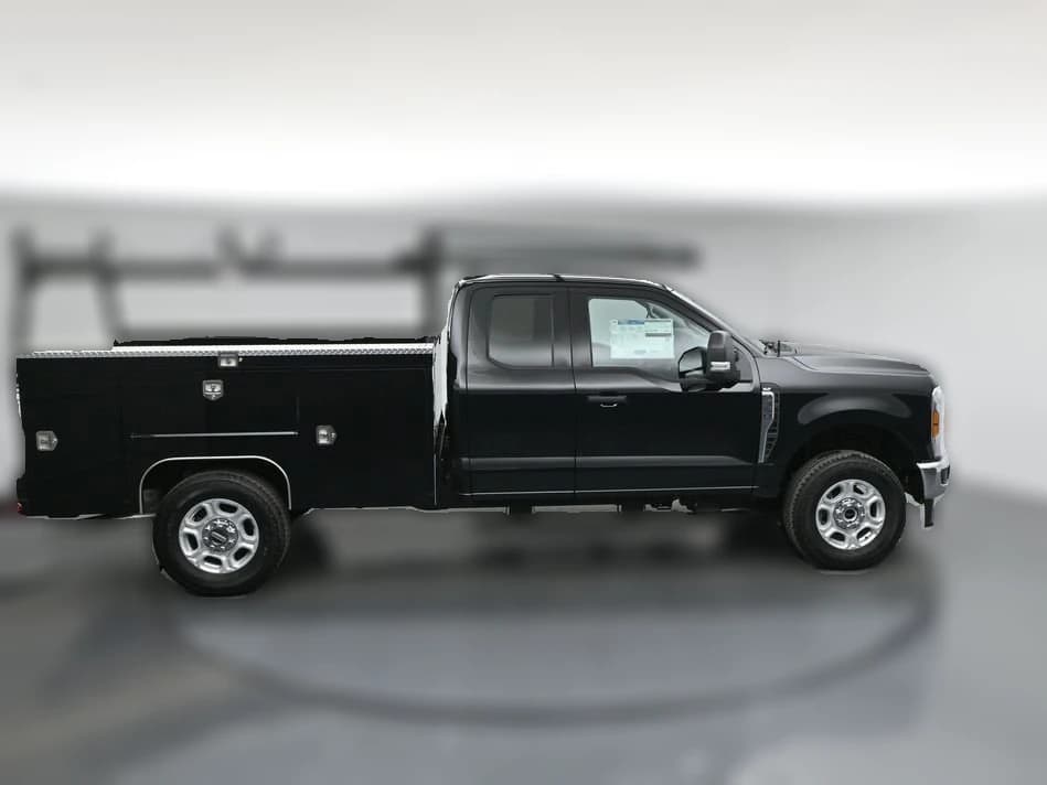 Ford Super Duty F-350 SRW XLT 4WD SuperCab 8' Box 2026 — side view
