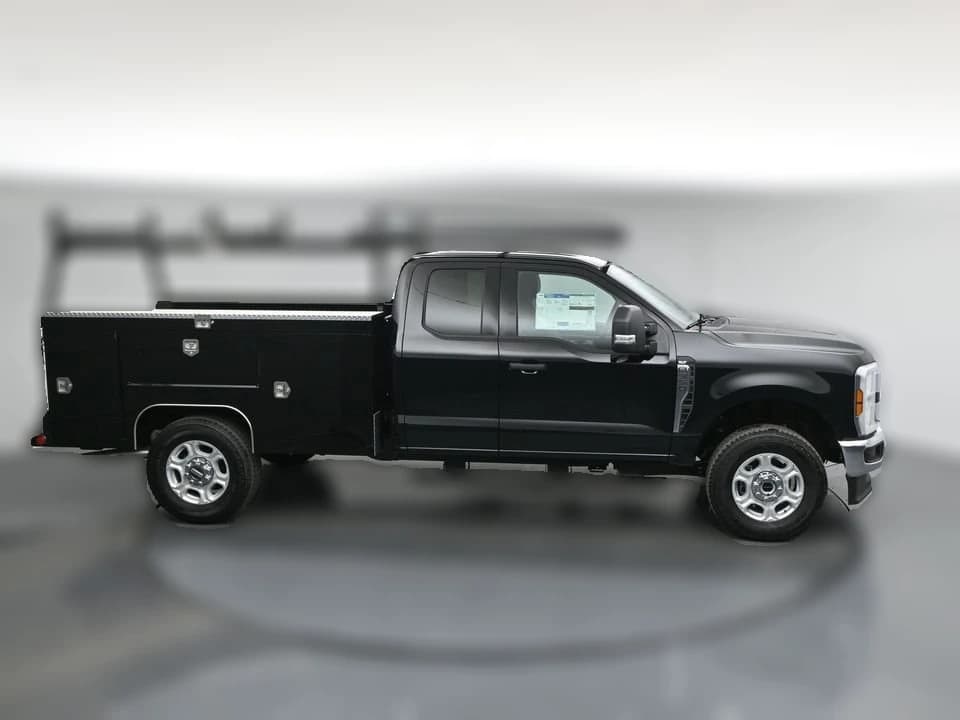 Ford Super Duty F-350 SRW XLT 4WD SuperCab 8' Box 2026 — side view