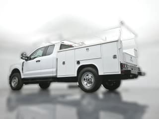 Ford Super Duty F-350 SRW XL 4WD SuperCab 8' Box