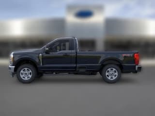 Ford Super Duty F-250 SRW XLT 4WD Reg Cab 8' Box