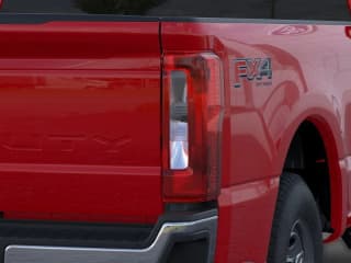 Ford Super Duty F-250 SRW XLT 4WD Reg Cab 8' Box
