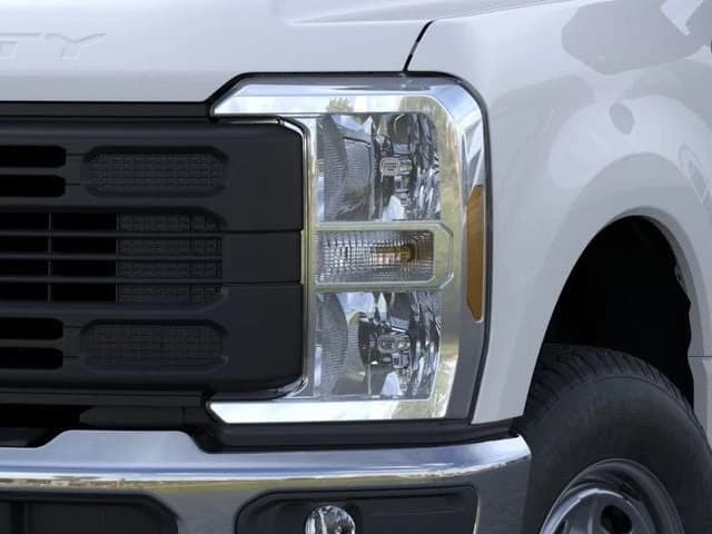 Ford Super Duty F-250 SRW XL 4WD Reg Cab 8' Box 2025 — side view