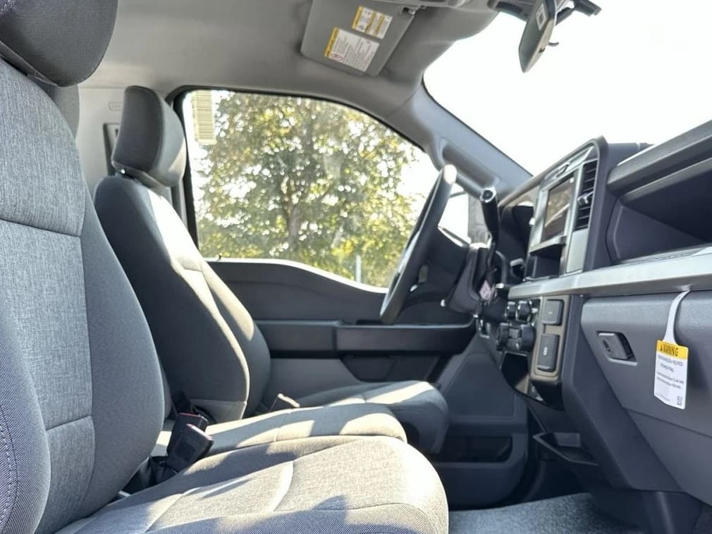 Ford Super Duty F-250 SRW XL 4WD Reg Cab 8' Box 2027 — side view