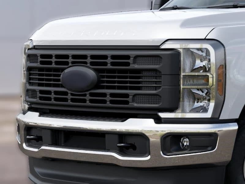 Ford Super Duty F-250 SRW XL 4WD Reg Cab 8' Box 2027 — side view