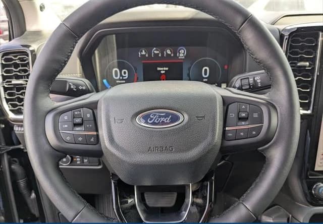Ford Ranger LARIAT 4WD SuperCrew 5' Box 2025 — side view