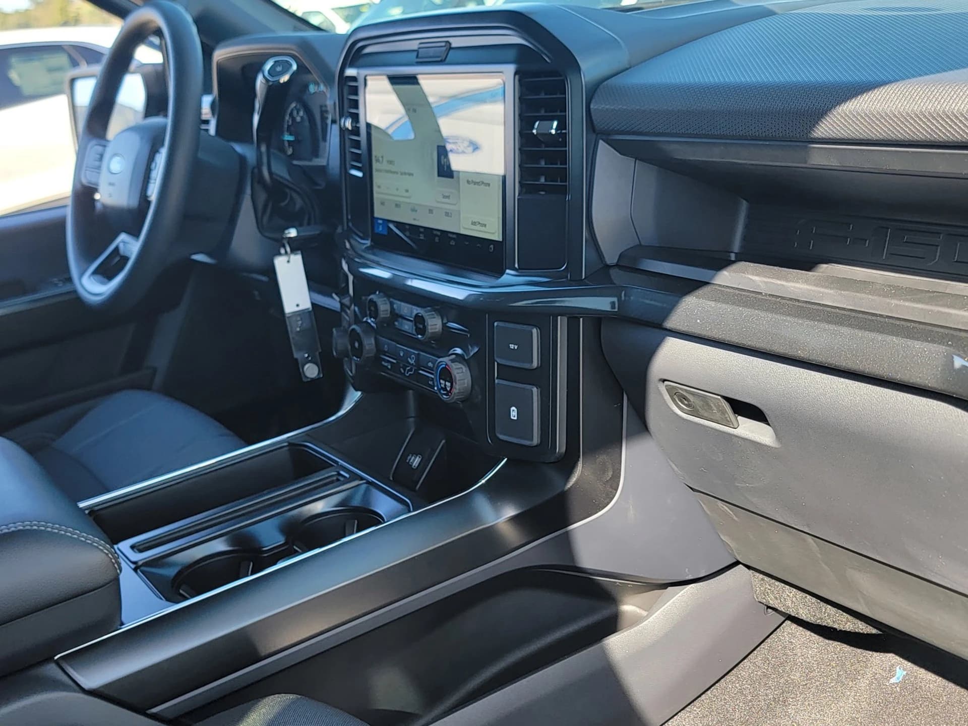 Ford F-150 STX 2WD SuperCrew 5.5' Box 2026 — side view