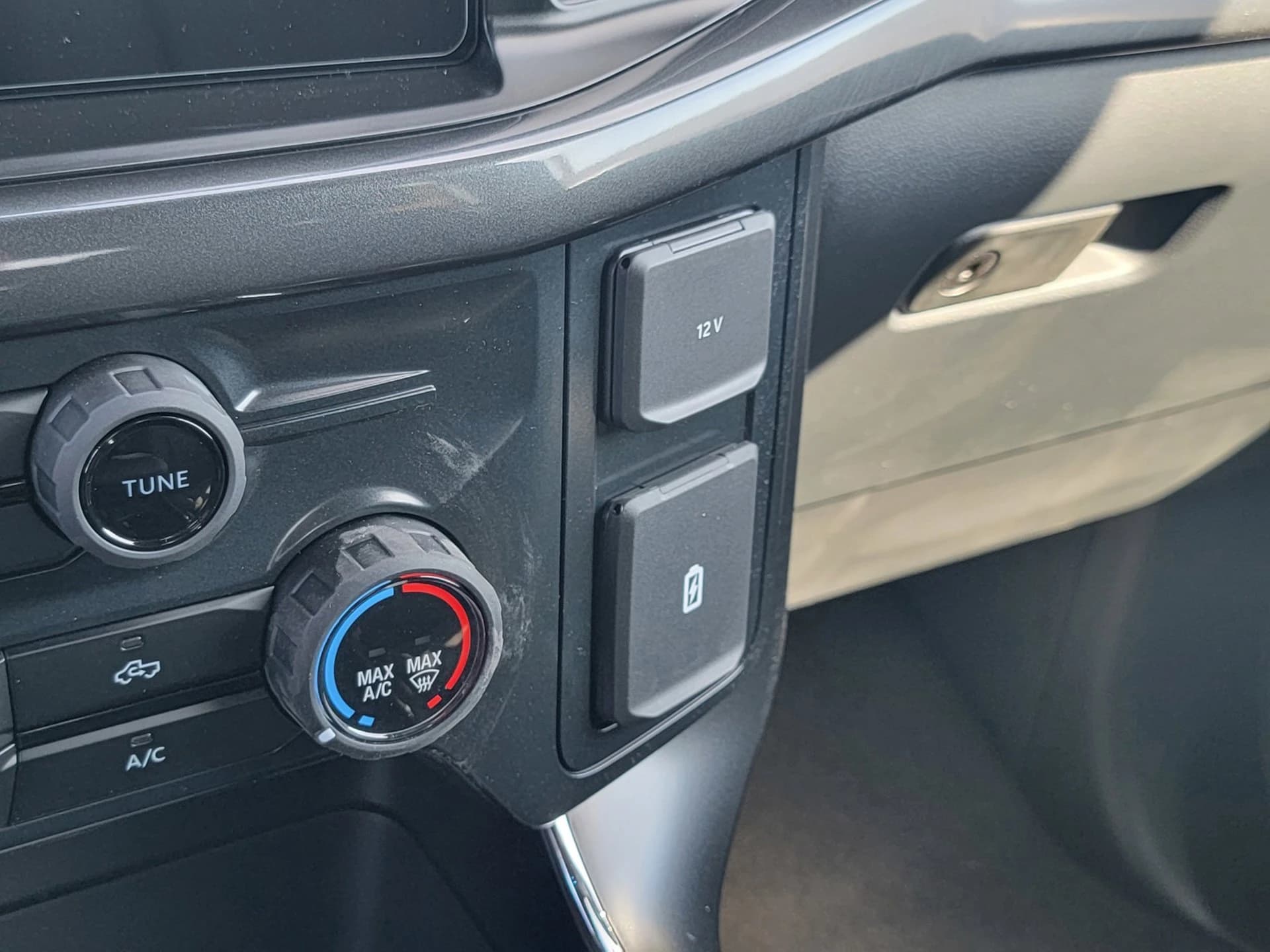 Ford F-150 STX 2WD SuperCrew 5.5' Box 2026 — side view
