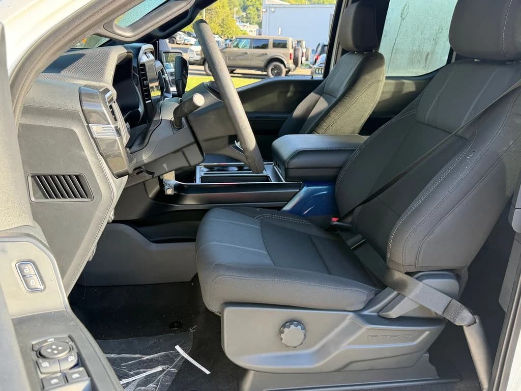 Ford F-150 STX 4WD SuperCab 6.5' Box 2026 — side view