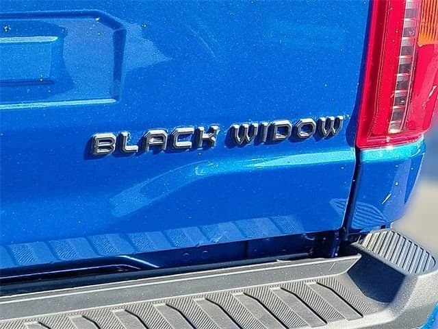 Ford F-150 XLT 4WD SuperCrew 5.5' Box 2025 — side view