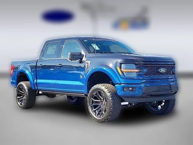 Ford F-150 XLT 4WD SuperCrew 5.5' Box 2025 — side view