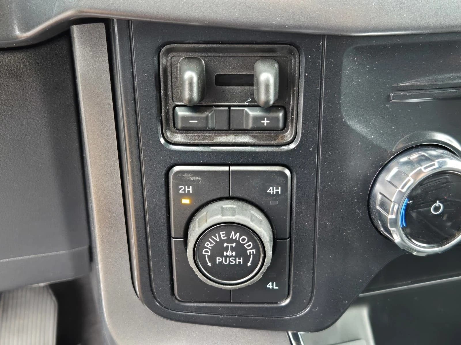 Ford F-150 XLT 4WD SuperCrew 5.5' Box 2026 — side view