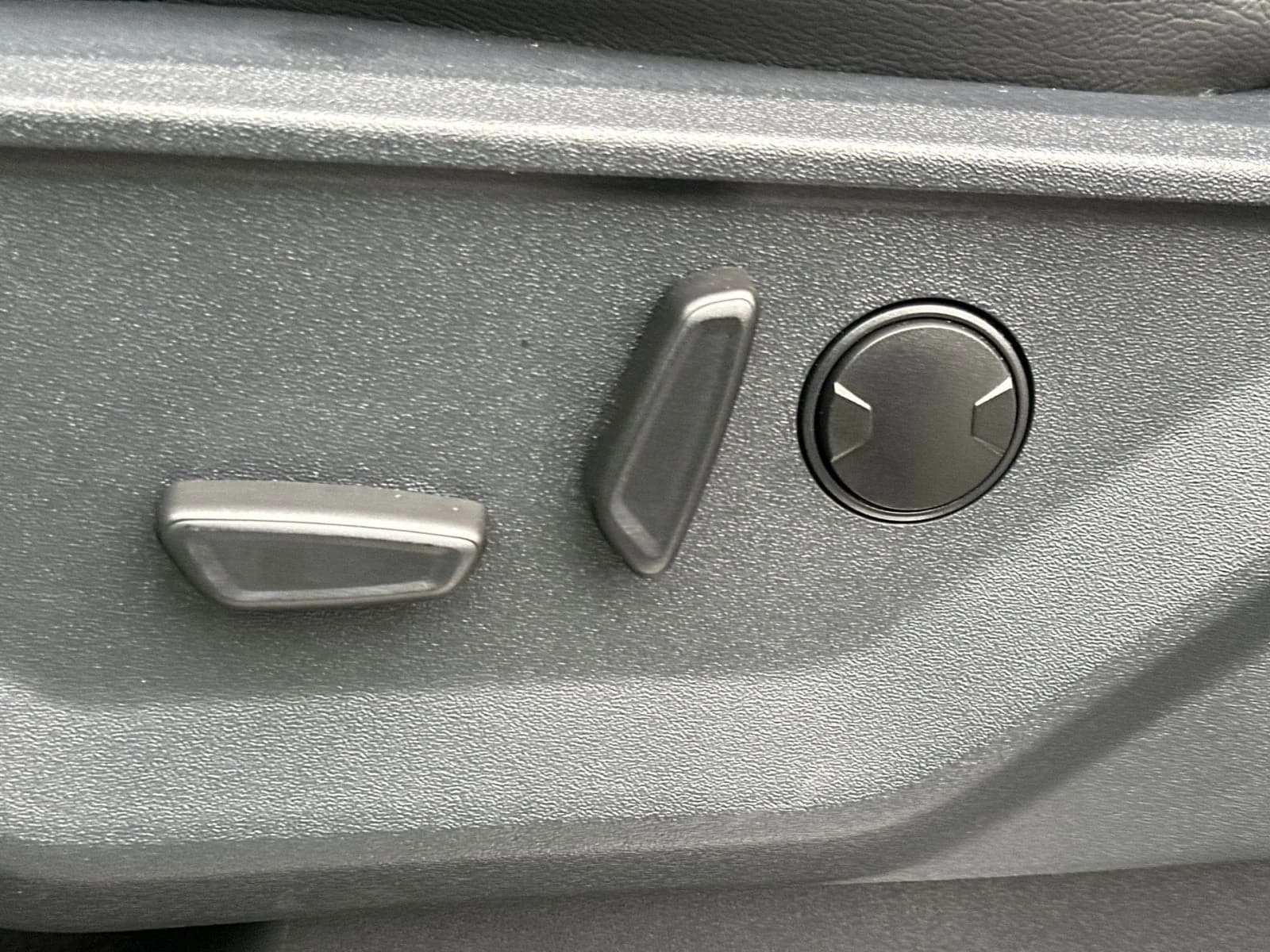Ford F-150 LARIAT 4WD SuperCrew 5.5' Box 2026 — side view