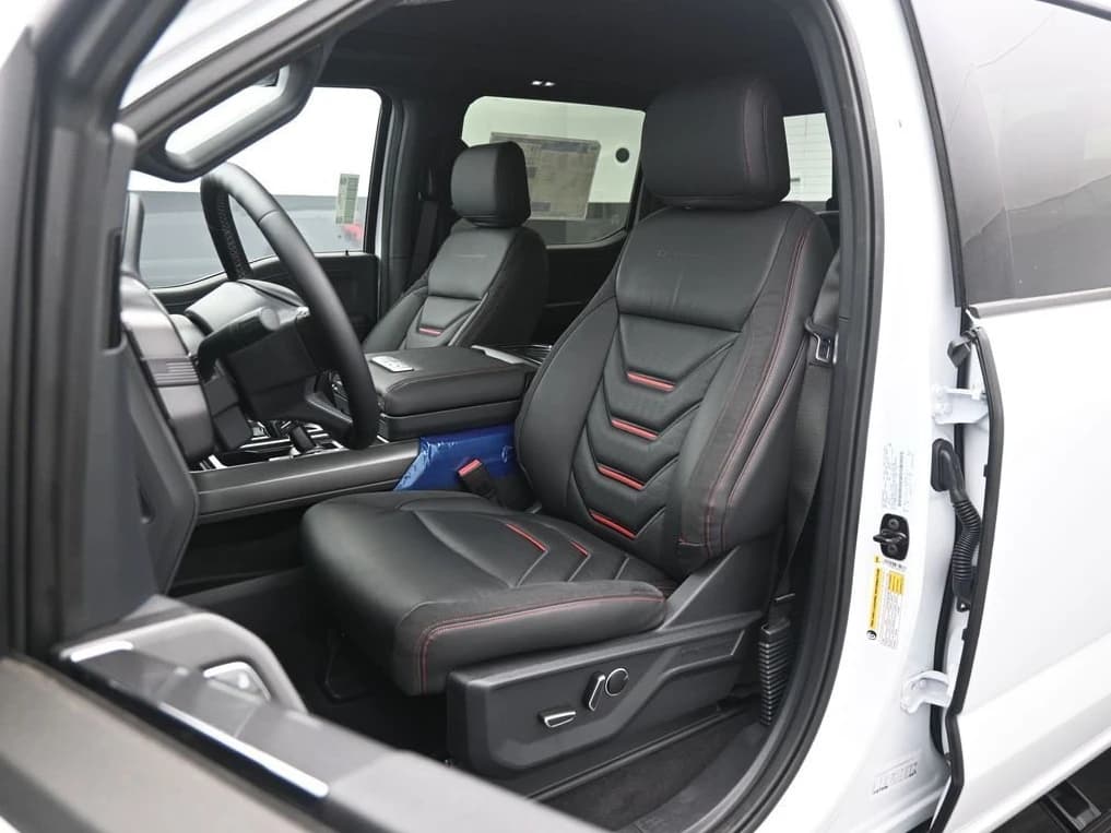 Ford F-150 LARIAT 4WD SuperCrew 5.5' Box 2025 — side view