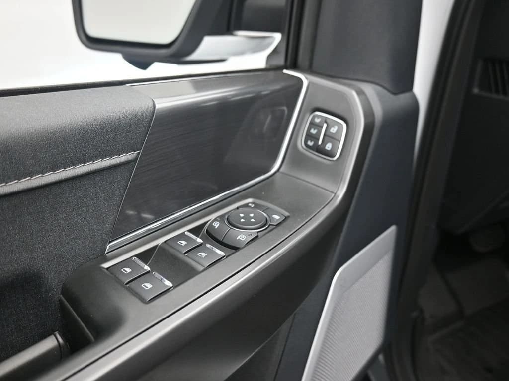 Ford F-150 LARIAT 4WD SuperCrew 5.5' Box 2025 — side view