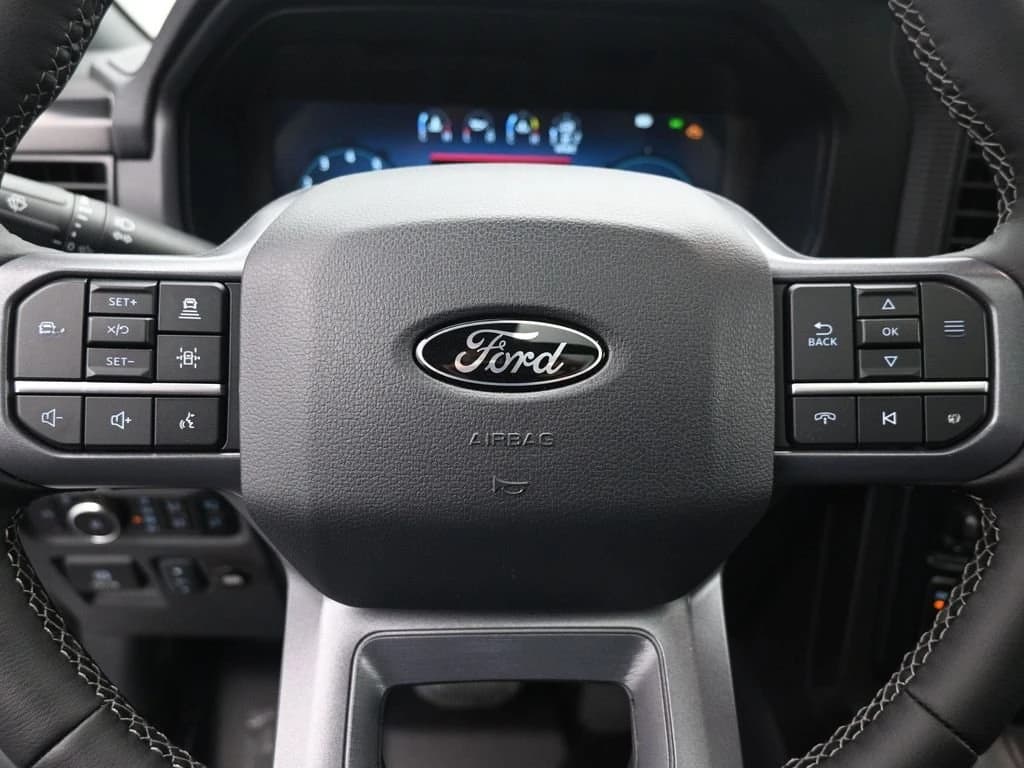 Ford F-150 LARIAT 4WD SuperCrew 5.5' Box 2025 — side view