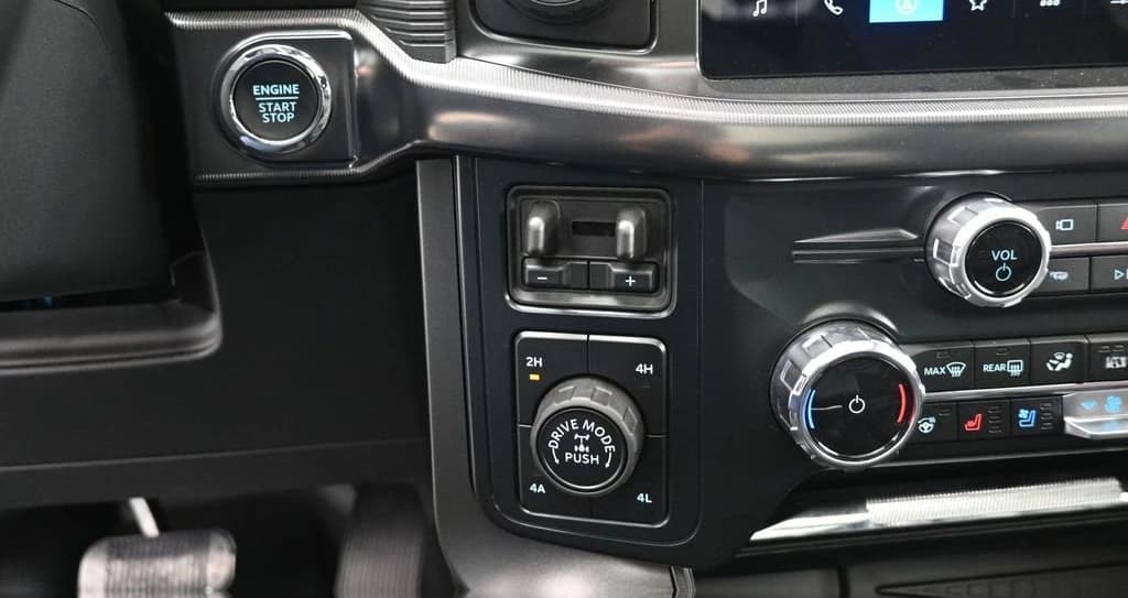 Ford F-150 LARIAT 4WD SuperCrew 5.5' Box 2025 — side view